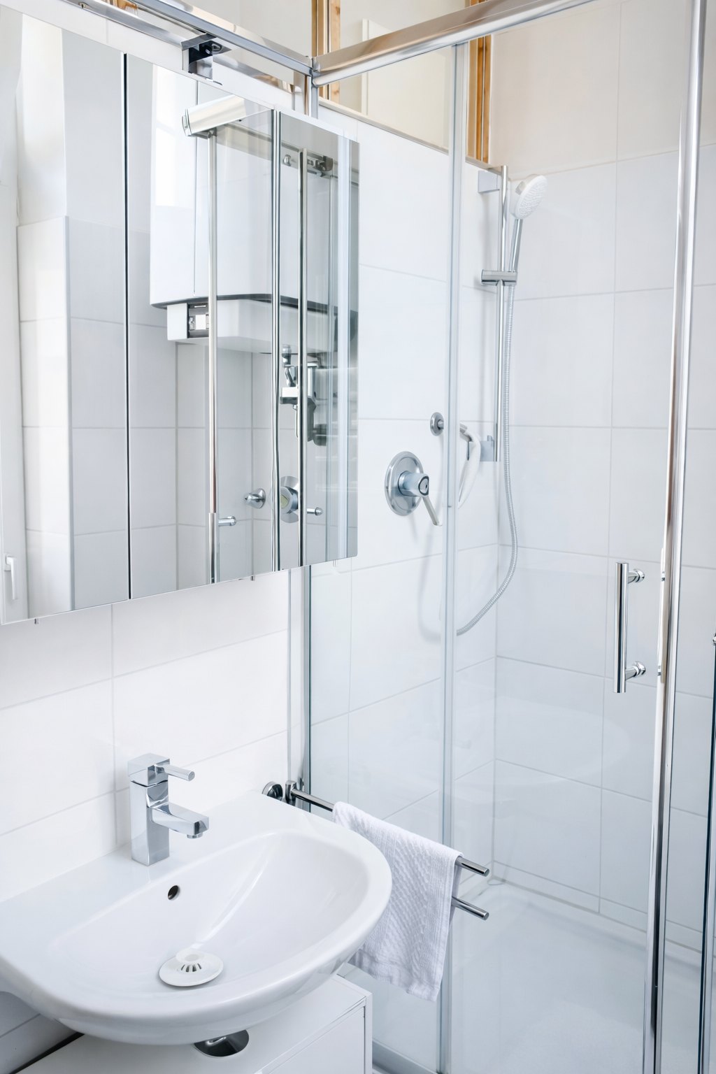Apartment 202 · 08 bad dusche